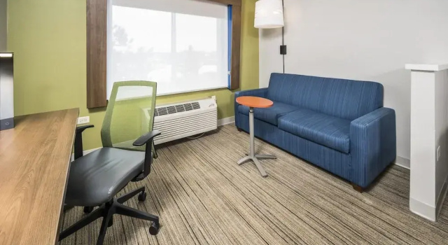 Четырёхместный номер Standard Holiday Inn Express Chicago Northwest-Vernon Hills by IHG