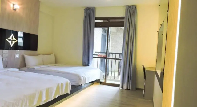 Четырёхместный номер Standard с балконом Walker Hotel - Sanchong