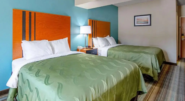 Четырёхместный номер Standard Quality Inn & Suites Bristol North