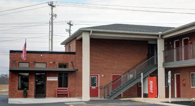 Luxbury Inn & Suites, Book Mini-hotel West Maryville 