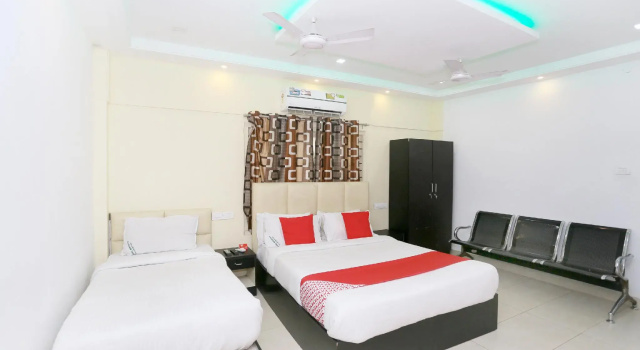 OYO 61184 Hotel Moidu's, Забронировать Отель Отели Tripunittura с парковкой, Парковка