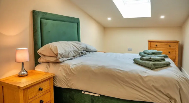 Barn in Cotswolds With Hot Tub & Scenic Trails, Забронировать Дом для отпуска Коттеджи Литл Риссингтон, Коттедж