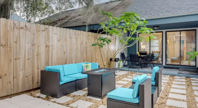 Апартаменты Chic Townhouse w/ Hot Tub, 4 Mi to Atlantic Beach!