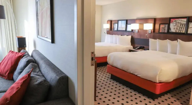Четырёхместный люкс c 1 комнатой Radisson Plaza Hotel at Kalamazoo Center