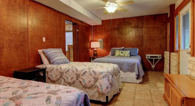 Leaning Oak, Book Hotel Selma Bexar County