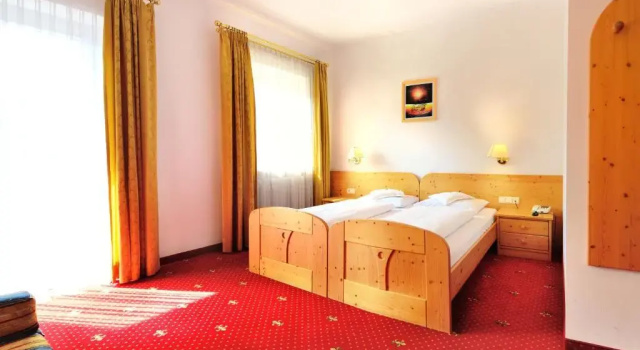 Hotel Dolomiten, Забронировать Отель Отели Hochpustertal Valley с парковкой, Парковка