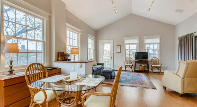 Texas Capitol Loft - 30 Day or More Rental - by PMI Austin Metro, Забронировать Отель Отели Остина с парковкой, рядом с Pease Park, Парковка