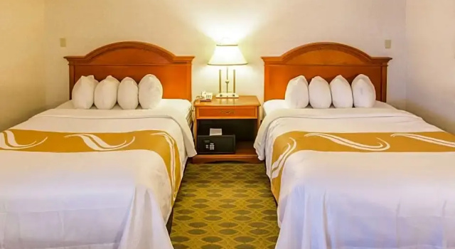 Четырёхместный люкс Quality Inn & Suites University