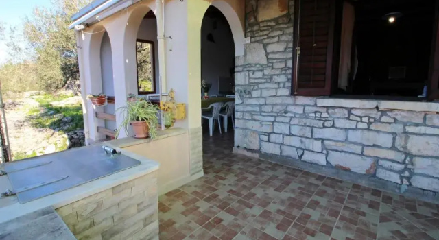 Коттедж с 2 комнатами Green Area Stone House