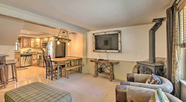 Townhome w/ Deck: Walk to Mirror Lake & Main St!, Забронировать Апартаменты/квартира Лейк-Плэсид Whiteface Mountain