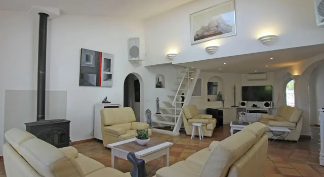 Modern Villa in Gassin With Sauna, Забронировать Вилла Отели Сен-Тропе залива с парковкой, Парковка