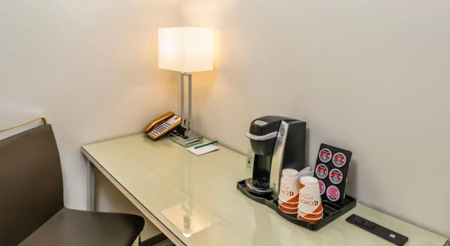 Четырёхместный номер Standard Quality Inn Sunshine Suites