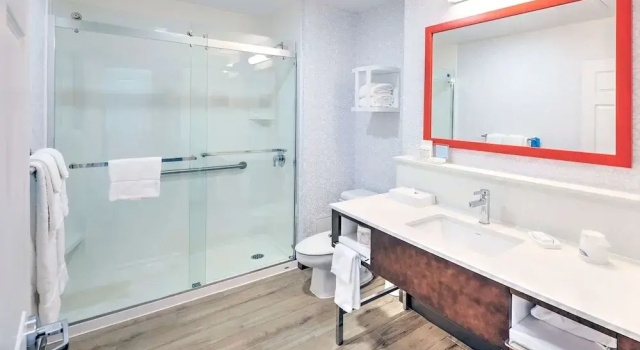 Двухместный люкс Hampton Inn by Hilton Ottawa Airport