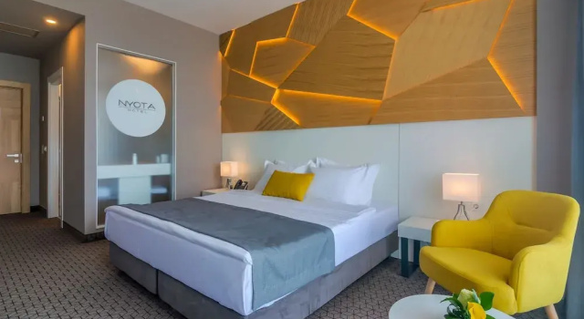 Двухместный номер Superior с балконом и с видом на озеро Nyota Hotel & Conference Center
