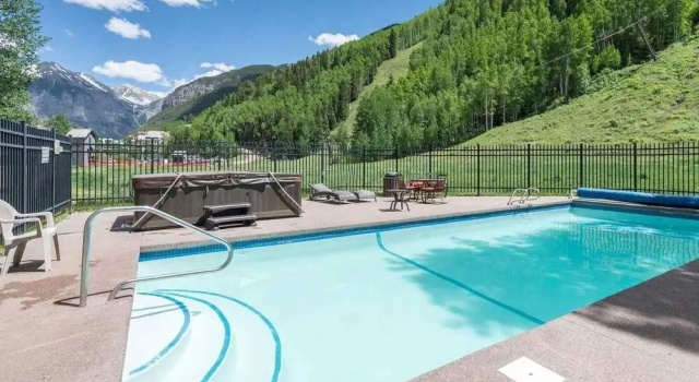 Sunny Condo, Box Canyon Views, Pool + Hot Tub 2 Bedroom Condo by RedAwning, Забронировать Апартаменты/квартира Апартаменты Telluride Ski, Апартаменты/квартира