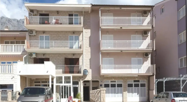 Amazing Apartment in Makarska With 2 Bedrooms and Wifi, Забронировать Апартаменты/квартира Отели Макарска с парковкой, Парковка