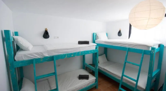 Кровать в общем номере Surfers Retreat