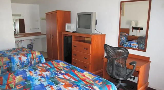 Четырёхместный номер Standard Frontier Motel