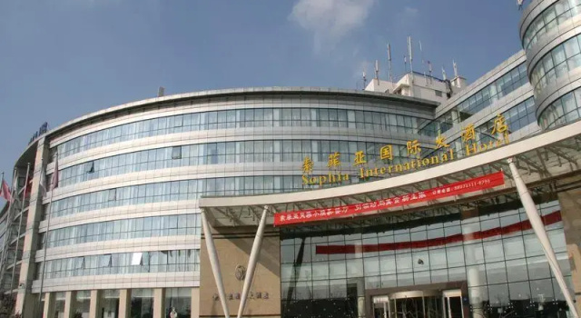 Пятиместный люкс Deluxe с 3 комнатами Qingdao Sophia International Hotel