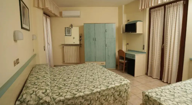 Трёхместный номер Standard Hotel Riviera