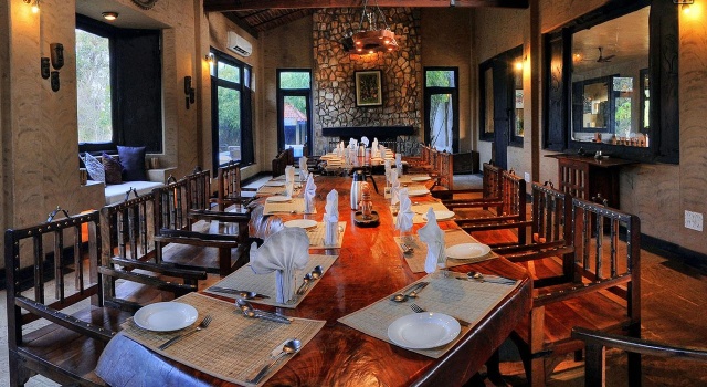 Pugdundee Safaris - Kanha Earth Lodge, Buchen Sie Hotel Kanha 