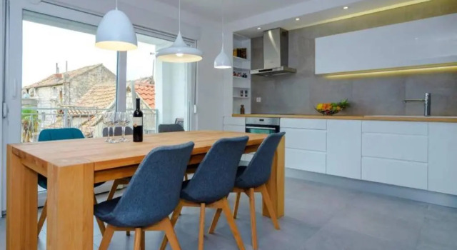 Apartments Villa Castello, 予約 アパートメント Kastel Kambelovac Kastela