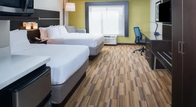 Четырёхместный номер Standard Holiday Inn Express Hotel & Suites Bismarck by IHG