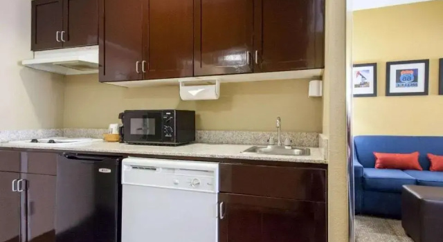 Четырёхместный люкс Standard Comfort Suites Tulsa Central