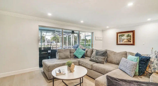 2 Mi to Beach: Canalfront Home in Cape Coral, Забронировать Дом для отпуска Кейп-Корал Southwest Florida