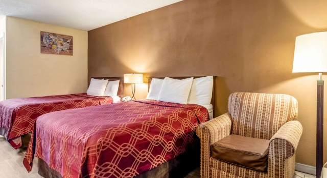 Четырёхместный номер Standard Econo Lodge Acworth East