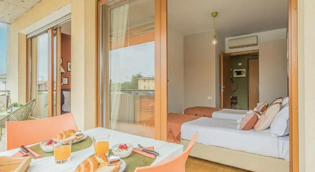 HYGGE Family Apartment - one step away from the lake!!!, Забронировать Апартаменты/квартира Отели Ломбардии с парковкой, Парковка