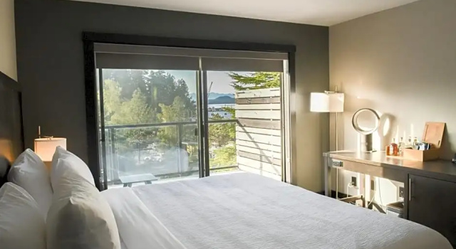 Люкс с балконом Tofino Resort + Marina