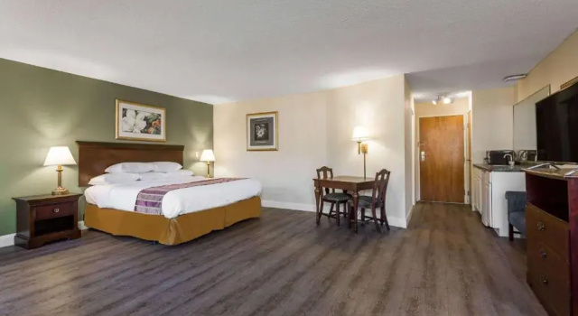 Студия Days Inn & Suites by Wyndham Rocky Mount Golden East