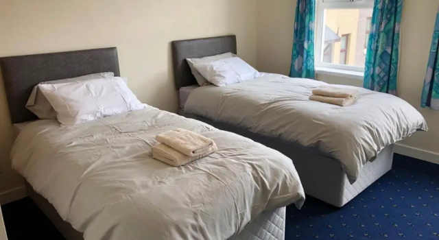 Conveniently situated three bedroom townhouse, Забронировать Отель Отели Редкасл с парковкой, Парковка