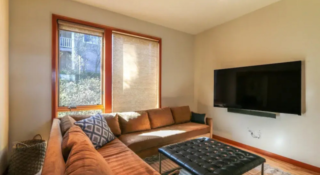 FOUR Condo with Columbia River Gorge View and Hot Tub by RedAwning, Забронировать Апартаменты/квартира Худ-Ривер Columbia River Gorge