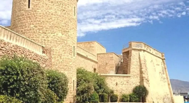 a 600 m de la playa y el castillo santa ana, Забронировать Отель Рокетас-де-Мар Коста-де-Альмерия