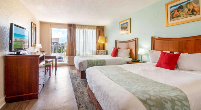 Четырёхместный номер Standard с красивым видом из окна Ramada Plaza by Wyndham Nags Head Oceanfront