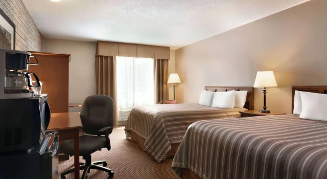 Четырёхместный номер Business Travelodge by Wyndham Simcoe