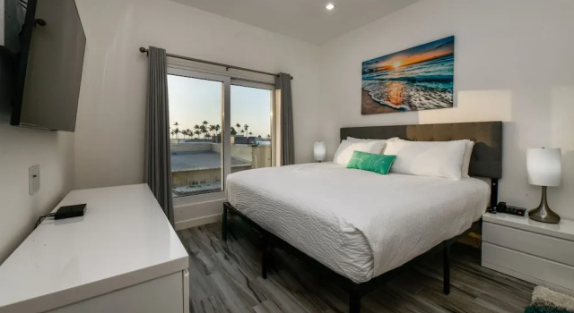 Luxury 2-bedroom Condo Right on the Strip in Palm Beach