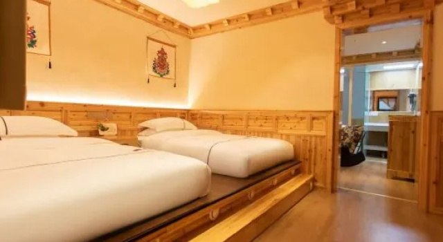 Семейный люкс с видом на внутренний двор Zang Jinyue Lodge (Kangding Love Song Square Liuliu City Branch)