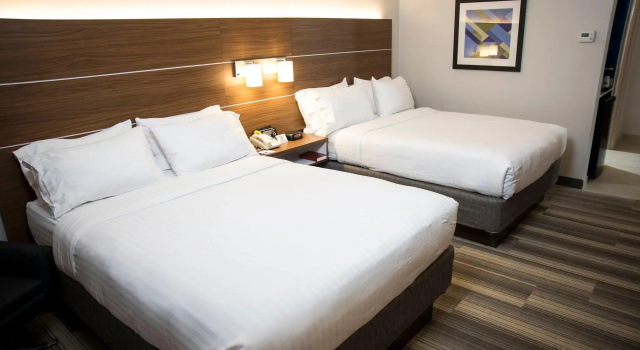 Четырёхместный номер Standard Holiday Inn Express Hotel & Suites Lexington-Downtown University by IHG