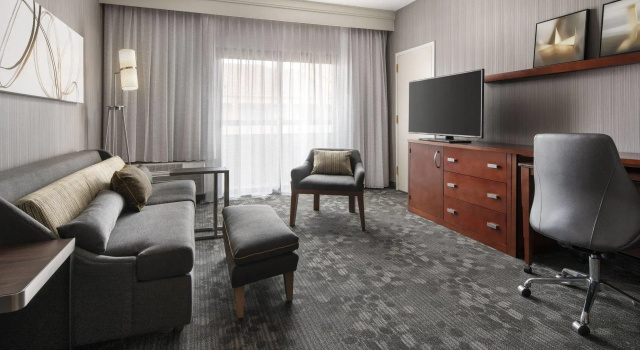 Четырёхместный люкс c 1 комнатой Courtyard by Marriott Boulder