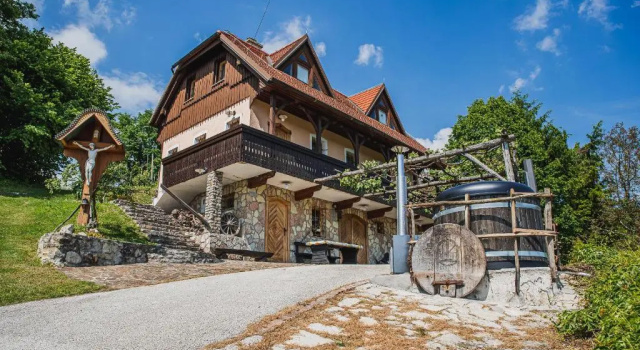 Коттедж Authentic Countryside Villa with Hot tub