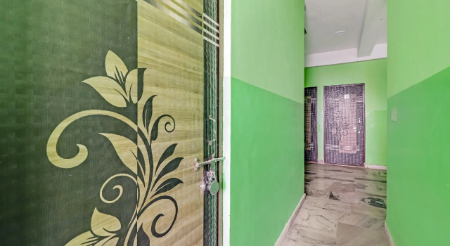 SPOT ON 78357 Dev Guest House, Забронировать Гостевой дом Отели штата Уттар-Прадеша с парковкой, Парковка