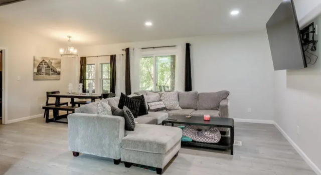 Коттедж Riverfront Home w/ Porches & Views in Cotter!