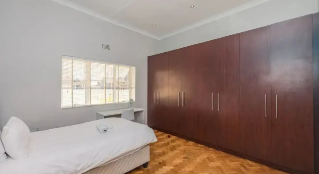 Апартаменты с 4 комнатами с балконом Contemporary 4 Bedroom Home