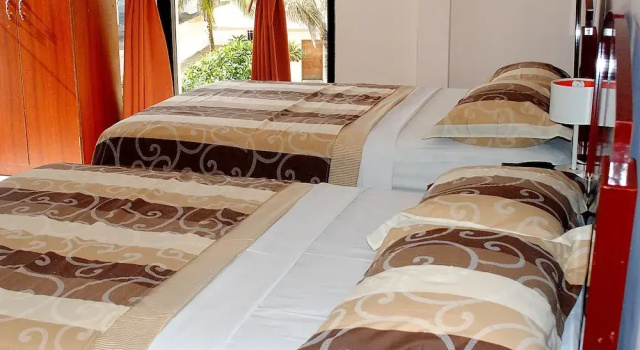 Четырёхместный семейный номер Standard с балконом Hostal Antares