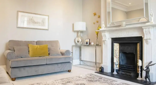 Stylish & Stunning 5 Bed House in Clapham South, Забронировать Отель Отели Большого Лондона с парковкой, Парковка