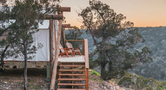 Тент с балконом Collective Hill Country Retreat