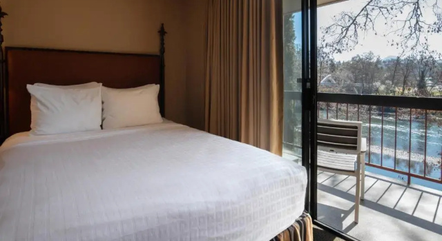 Четырёхместный номер Standard Riverside Inn